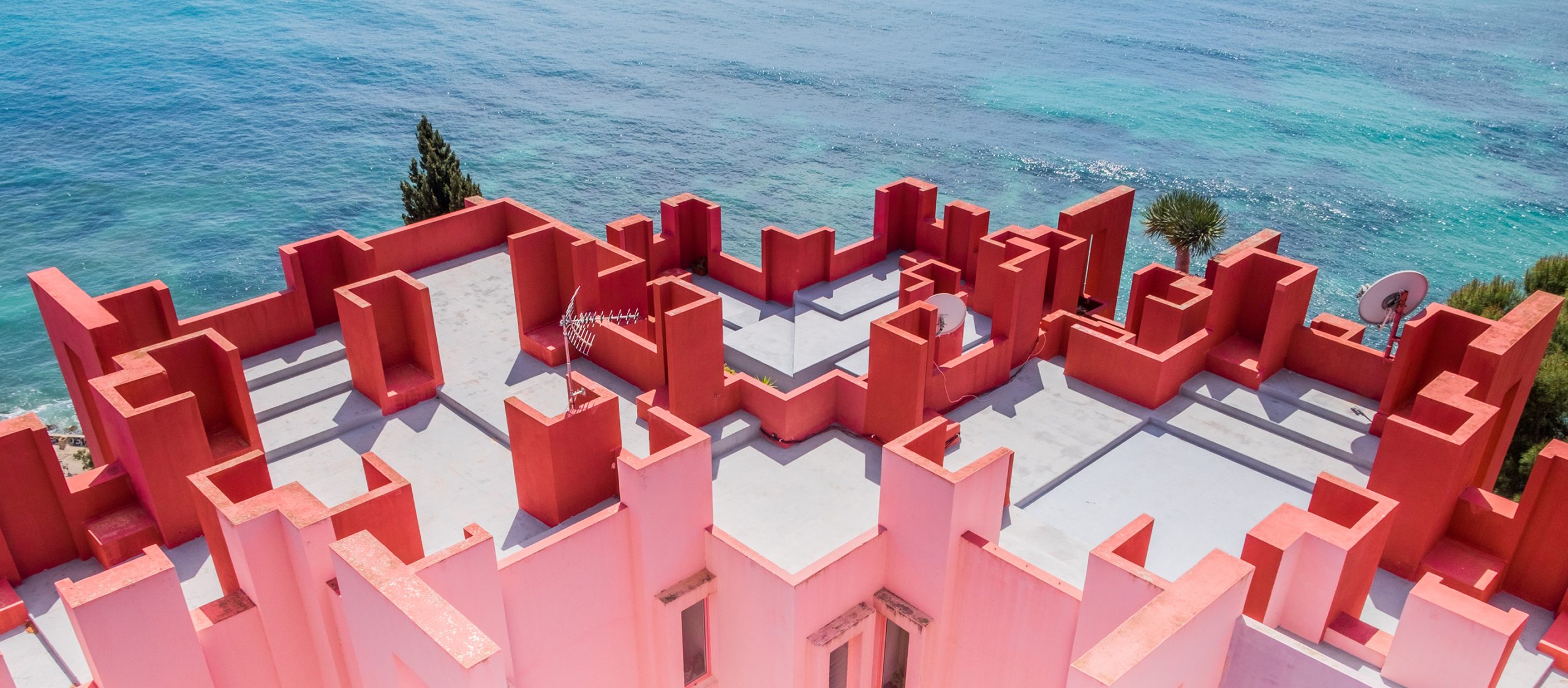 La Muralla Roja ที่พักตากอากาศสีพาสเทลริมทะเลเมดิเตอร์เรเนียนที่สวยและสงบมาก