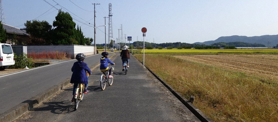 ปั่นจักรยานผ่านทุ่งนาที่ญี่ปุ่น