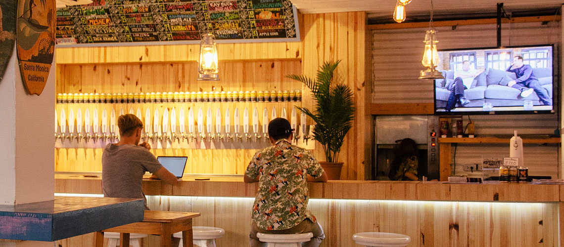 Changwon Express at Flow House : บาร์คราฟต์เบียร์ที่มีเบียร์ให้เลือกชิมเยอะที่สุดในกรุงเทพฯ