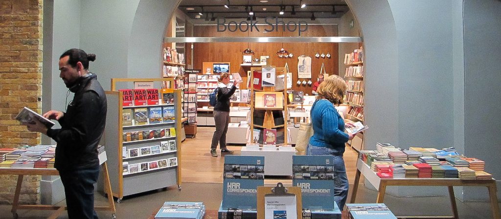 "เรื่องที่เราเผชิญในวันนี้อาจมีสาเหตุจากปีที่แล้ว" IWM Bookshop ร้านหนังสือเกร็ดสนุกยุคสงคราม