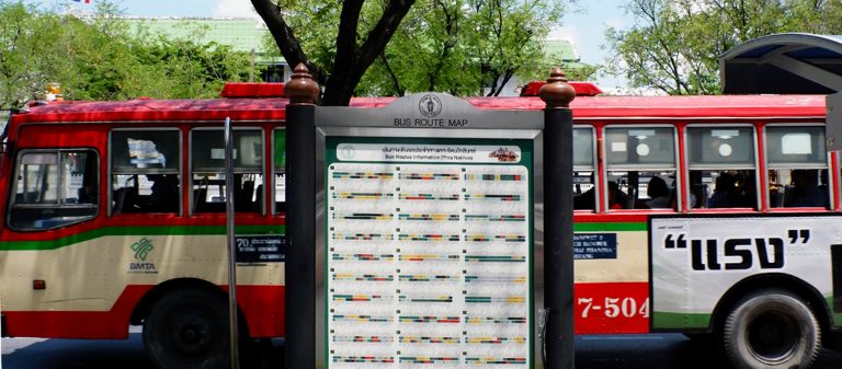 ป้ายรถเมล์เล็กจนอ่านไม่ได้ทำยังไง? วิธีออกแบบป้ายข้อมูลขนส่งสาธารณะให้ใช้งานง่าย