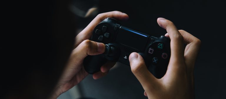 "ถ้าจะทำให้เกมเป็นอาชีพ คุณต้องบาลานซ์โลกของเกมและความเป็นจริง" ยีน GamingDose