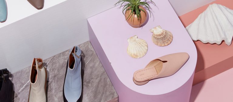 คว้าเอาโค้งหน้าต่างเครื่องบิน หยิบอาการหลังกลับจากเที่ยวมาใส่ไว้ในรองเท้า กับ Oyster Footwear