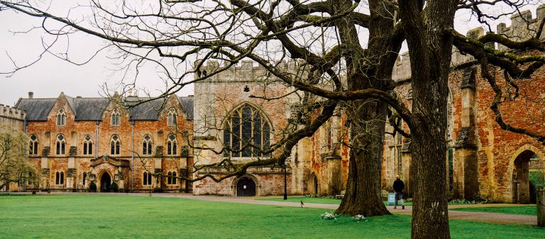 เดินเล่นให้ครึ้มใจแม้ในวันฟ้าครึ้มที่ Wells เมืองที่เล็กที่สุดในอังกฤษ