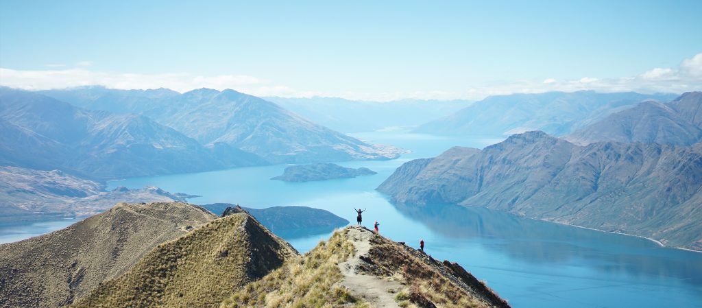 เดินสามหมื่นก้าวฝ่าขึ้นไปบนเขาสูง ที่เส้นทาง Roys Peak Track บนเกาะทางใต้ของนิวซีแลนด์