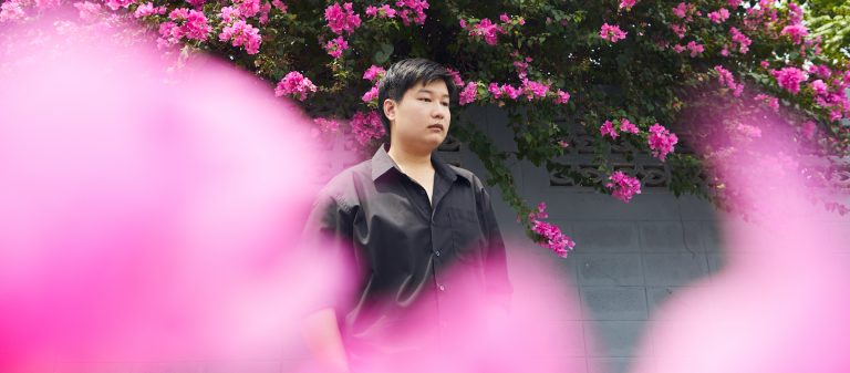 ‘บอล–นรภัทร’ ศิลปินผู้สะท้อนบาดแผลในชีวิตผ่านความงามของดอกไม้