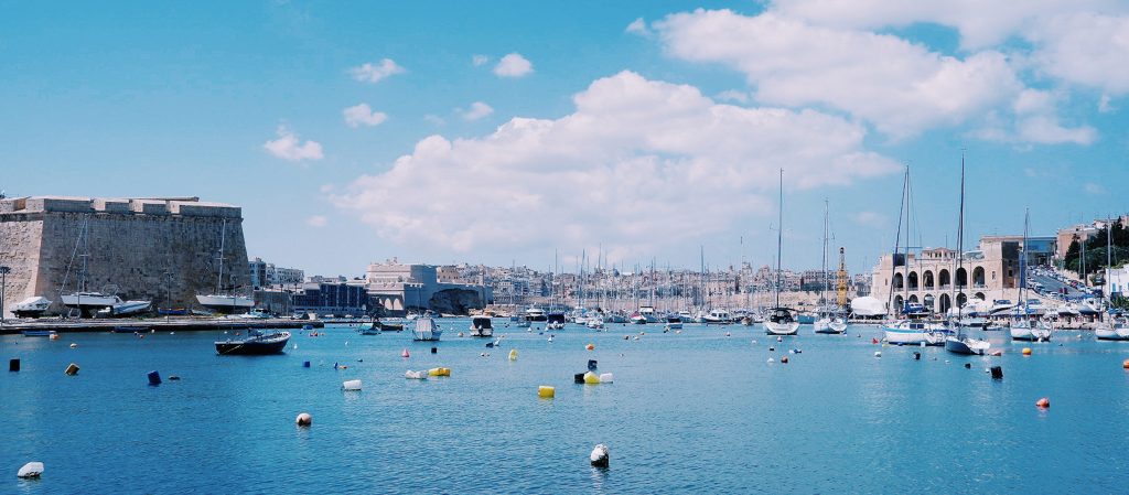 ลัดเลาะดูหน้าต่าง ประตู แล้วออกมานั่งแหงนดูท้องฟ้าและผืนน้ำ ที่เมืองท่า Birgu ใน Malta