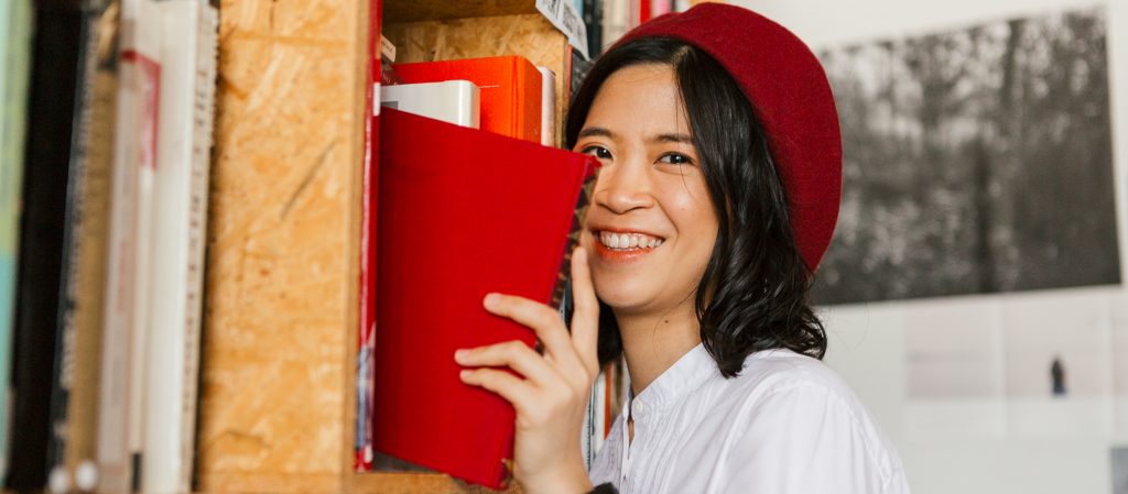 ฟาน.ปีติ : หญิงสาวผู้โลดแล่นผ่านร้านหนังสือในลอนดอนจนเจออลิซ แม่มด และยาวิเศษ