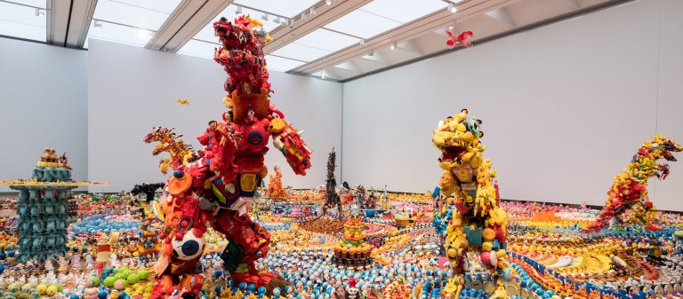 Jurassic Plastic : โปรเจกต์เปลี่ยนของเล่นถูกทิ้ง 50,000 ตัวให้เป็นไดโนเสาร์ตัวเบิ้มที่คนรัก
