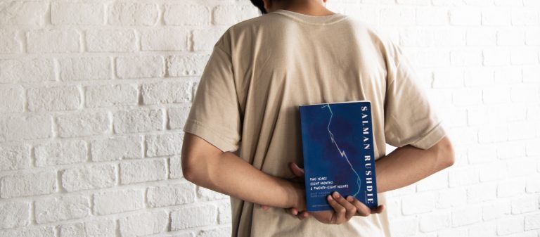 ‘สองปี แปดเดือน กับยี่สิบแปดคืน’ หนังสือที่ว่าด้วยเสรีภาพ ความหวัง และความรุนแรง