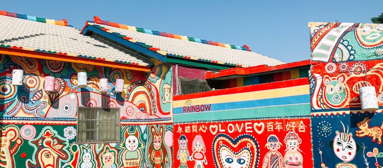 Rainbow Village หมู่บ้านสายรุ้งที่แต่งเติมสีสันแจ่มจ้าให้กับเมืองไทจง