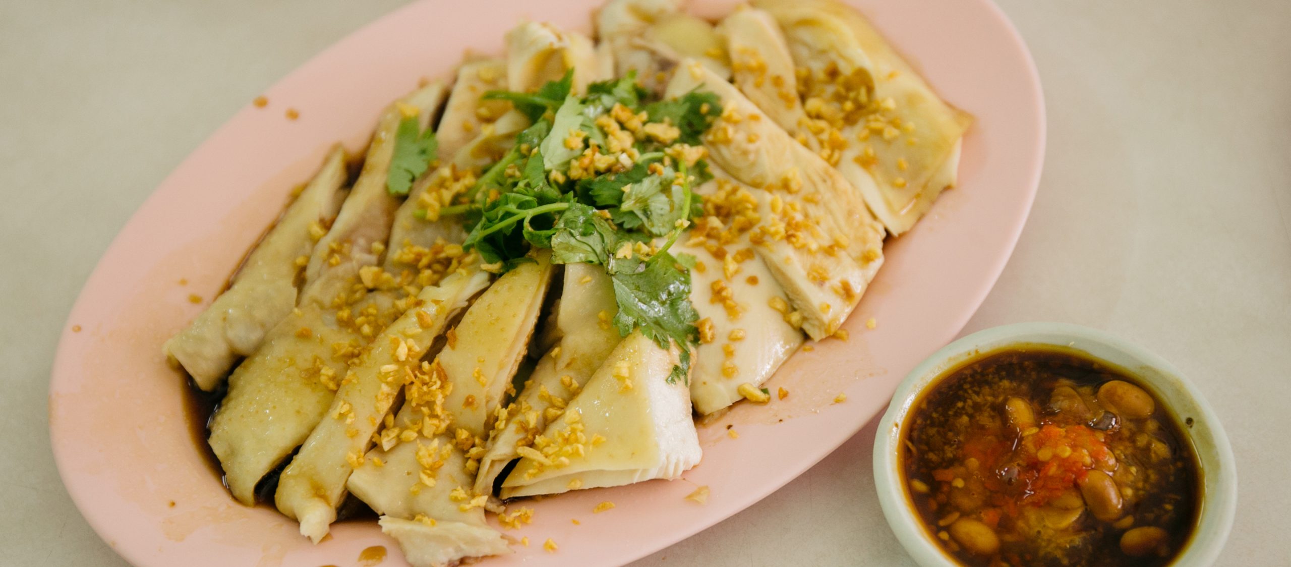 กินไก่เบตงนุ่มหนึบ หนังกรึบ ที่ ‘ยินดีโภชนา’ ร้านอาหารจีนปนไทยที่คนท้องถิ่นยกนิ้วให้ว่าแน่จริง