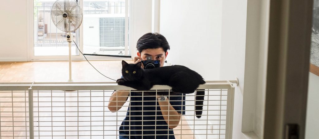 สนทนาหน้าเลนส์กับกล้องที่เคียงบ่าเคียงไหล่ช่างภาพ ‘Addcandid’ มือแชะภาพทีเผลอ