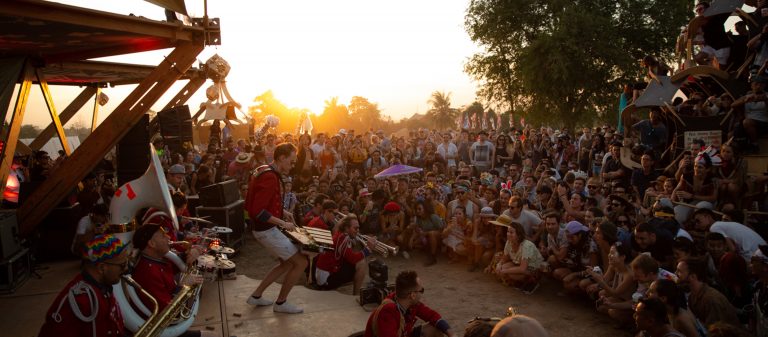 ตาดู หูฟัง มือร่ายรำไปตามเสียงดนตรี ใน ‘Living Village’ โซนใหม่ของ Wonderfruit Festival ที่ได้ไอเดียจากร่างกาย