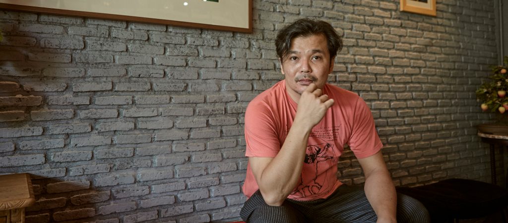 "นี่เป็นยุคของพวกน้องแล้วนะ" Yokee Playboy กับ 23 ปีแห่งการบำเพ็ญตบะทางดนตรีอย่างไม่ลดละ