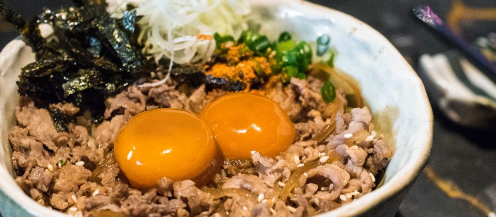 'บุญปั๋น ซารุ & ด้ง' ร้านโซบะเส้นสดของศิลปินเซรามิกที่เสิร์ฟบนจานไม่ซ้ำแบบ