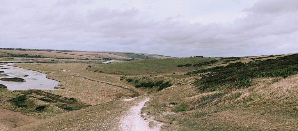 ลองแกล้งๆ เป็นคนชนบทอังกฤษไปสูดกลิ่นทะเลแบบไม่เหนอะที่อุทยาน Seven Sisters Cliffs