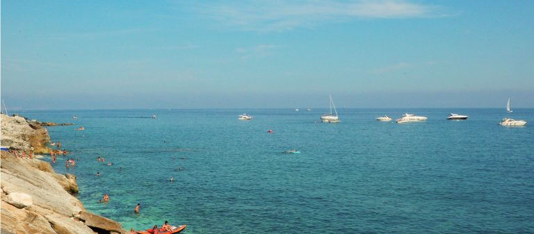 Liguria แคว้นริมหาดในอิตาลีที่สอนให้รู้ว่า ไม่ว่าจะเกิดอะไรขึ้นก็ตาม ชีวิตย่อมไปต่อ