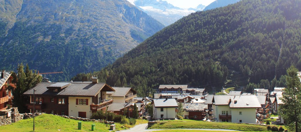Saas-Fee หมู่บ้านในสวิตเซอร์แลนด์ที่เปิดประตูออกมาก็เจอภูเขา 13 ยอดโอบล้อม