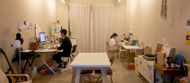 ease around : สตูดิโอที่ให้ความรู้สึกอบอุ่นเหมือนอยู่บ้านและบางครั้งก็กลายเป็นสโตร์ได้ด้วย