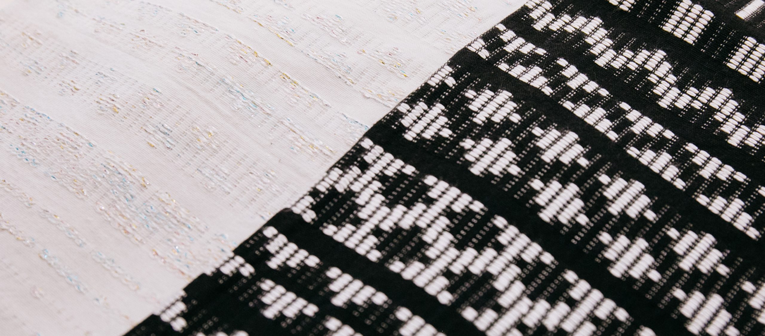 ‘Kaniit.Textile’ นักออกแบบสิ่งทอที่หยิบกลิ่นอายแบบสแกนฯ ถักทอเข้ากับผ้าทอไทย