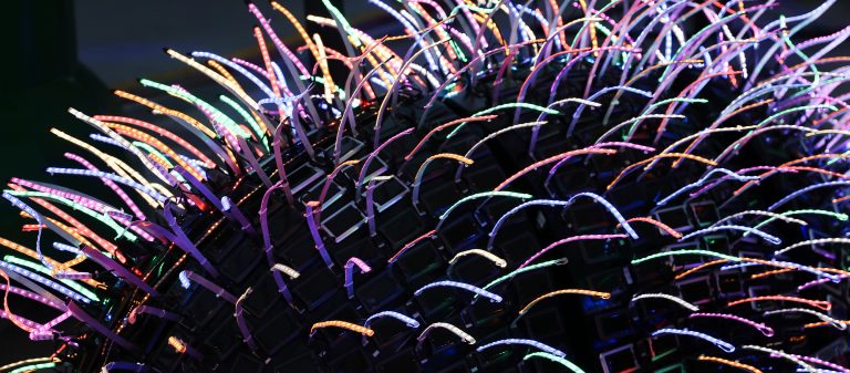 ตามไปดู ‘จรัส Light Fest’ เทศกาลกลางแจ้งที่หยิบแสงอาทิตย์มาสร้างสรรค์เป็นงานศิลปะ