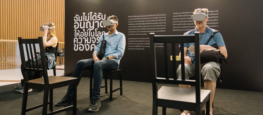 ตามไปดู ‘ฉันไม่ได้รับอนุญาตให้อยู่ในโลกความจริงของคุณ’ นิทรรศการผู้ลี้ภัยนอกสายตา