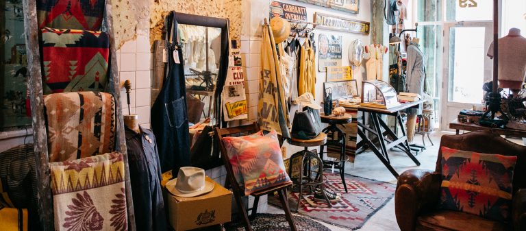 overall days ร้านของวินเทจพลังหญิงย่านพระนคร ที่มี ‘มิตรภาพ’ เป็นของแถมหากได้มาเยือน