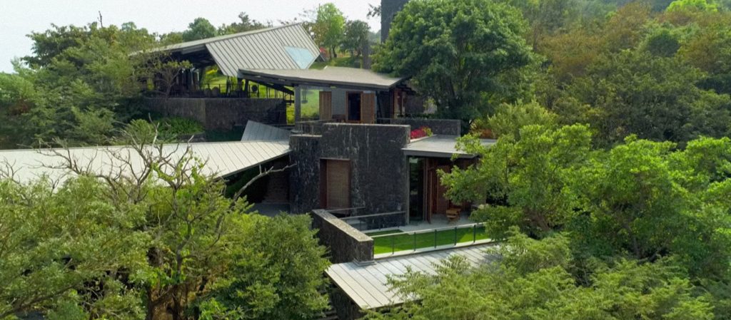 'หิ้วปีกเครื่องบินทำหลังคา ลากเรือทำที่พัก ขุดเมืองใต้ดิน' 11 รายการปลูกบ้านตามใจผู้อยู่
