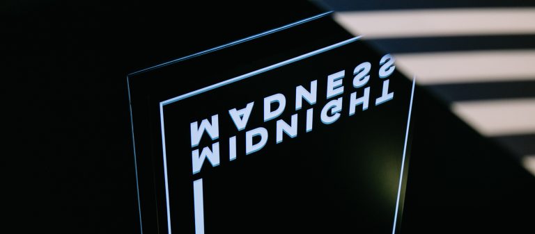 ‘Midnight Madness’ ช็อกโกแลตดริงก์ของคู่รักที่จับความคลั่งไคล้อันข้นคลั่กมาไว้ในขวดสีดำเข้ม