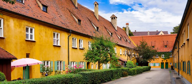 Fuggerei โครงการบ้านสาธารณะอายุ 500 ปี ที่ยังคงเก็บค่าเช่าปีละ 0.88 ยูโรเท่ากับวันแรก