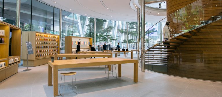 คุยกับดีไซเนอร์เบื้องหลังตึกทรงกระบอก กระจกใส และดีไซน์ของ Apple Central World