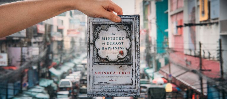 เราลืมนับใครในการพัฒนา The Ministry of Utmost Happiness อินเดียและเดลีในสายตา ‘อรุณธตี รอย’