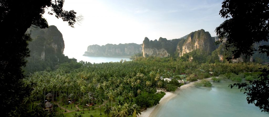 รายาวดี : รีสอร์ตในไร่เลย์ กับชั้นเรียนระบบนิเวศที่ออกแบบได้ในเวิ้งอ่าว