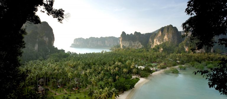 รายาวดี : รีสอร์ตในไร่เลย์ กับชั้นเรียนระบบนิเวศที่ออกแบบได้ในเวิ้งอ่าว 