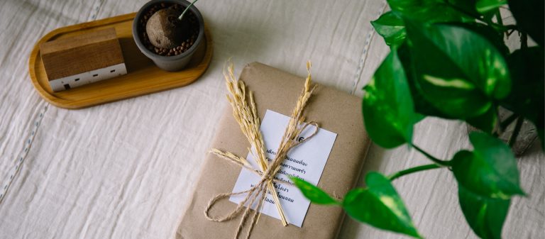 ‘กลิ่นหนังสือ’ ร้านหนังสือออนไลน์ที่ใช้กลยุทธ์ Book Blind Date มัดใจผู้อ่านแบบไม่เห็นชื่อไม่รู้ปก
