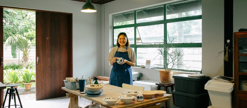 Atelier Pakawan เยี่ยมสตูดิโอของ 'ยุ้ย ภควรรณ' หญิงสาวผู้ลาออกมาปั้นดิน ปั้นฝัน ปั้นสตูดิโอเซรามิก