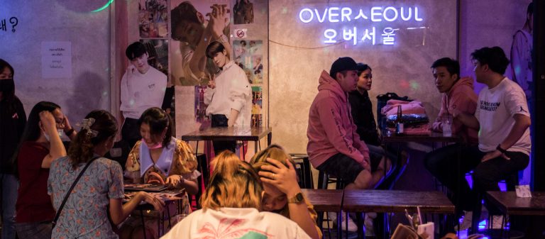แกะท่า จำเนื้อ แล้วเจอกันที่ OVERSEOUL บาร์เกาหลีที่รู้ใจแฟนคลับราวกับเป็นเพื่อนในด้อม