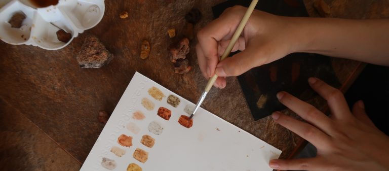 บันทึกการเดินทางสำรวจสีธรรมชาติอายุพันปีในอุทยานแห่งชาติผาแต้มของ ‘แซนด์ สุวัลญา’