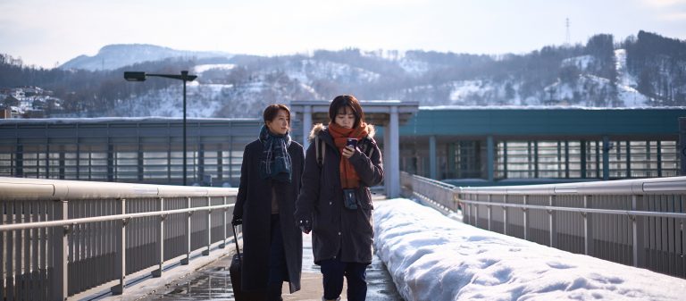 “ฉันก็ฝันถึงเธอเหมือนกัน” Moonlit Winter หนังที่ว่าด้วยจดหมาย หิมะ พระจันทร์ และเพศหลากหลาย