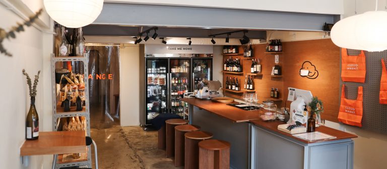 จิบไวน์คู่ของดีท้องถิ่นที่ ‘Cloud Markt’ ร้านชำที่รวมคราฟต์ฟู้ดจากทั่วฟ้าเมืองไทย