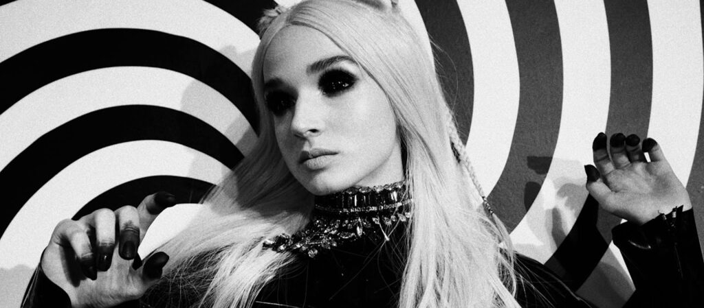 Poppy เน็ตไอดอลชีวิตวุ่นวายผู้กลายร่างเป็นศิลปินเมทัลที่เข้าชิงแกรมมี่อวอร์ดส์