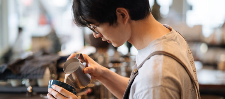 สมาร์ท วรพล บาริสต้าแห่ง Factory Coffee – Bangkok ผู้ตั้งใจชงกาแฟตั้งแต่เลือกเมล็ดพันธ์ุยันน้ำที่ใช้