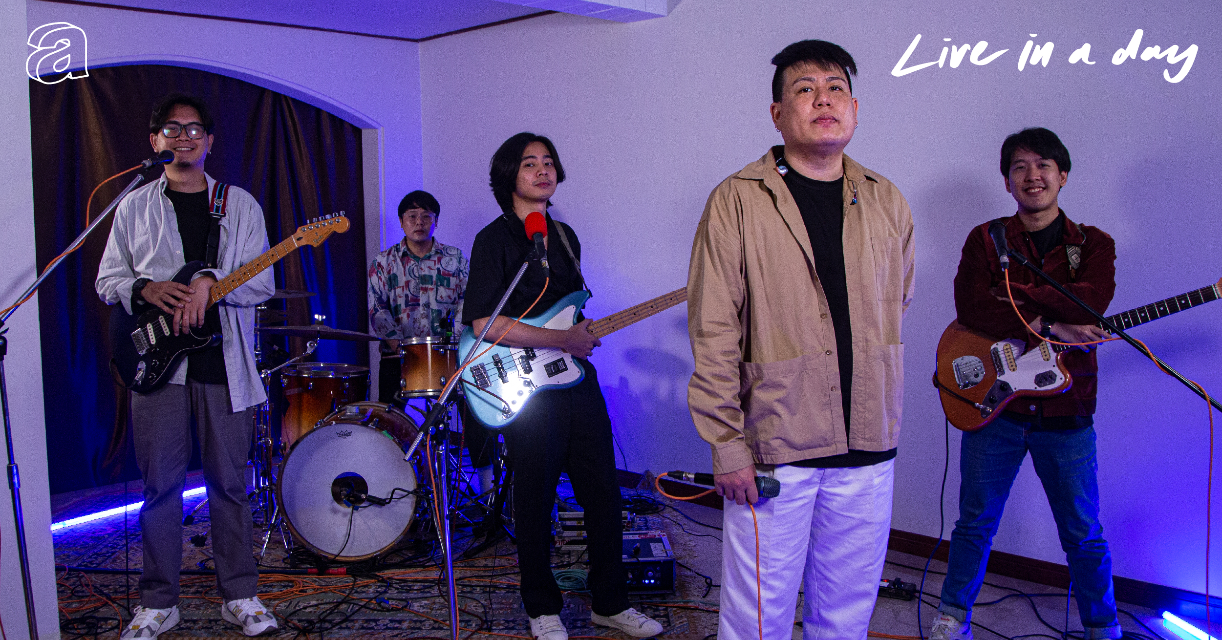 electric.neon.lamp – หนีไป | Live in a day