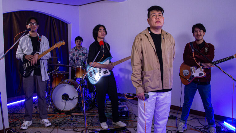 electric.neon.lamp – หนีไป | Live in a day