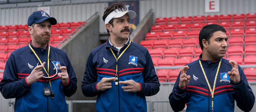 ความพังทลายของชายผู้มองโลกในแง่ดี Ted Lasso เมื่อโค้ชอเมริกันฟุตบอลต้องไปโค้ชทีมบอลอังกฤษ