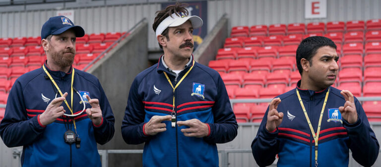 ความพังทลายของชายผู้มองโลกในแง่ดี Ted Lasso เมื่อโค้ชอเมริกันฟุตบอลต้องไปโค้ชทีมบอลอังกฤษ