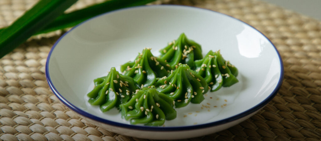 ‘หยกสด’ ขนมไทยใบเตยหาทานยากของอดีตวิศวกร ผู้หลงรักขนมไทยตอนไปบวชเป็นพระ