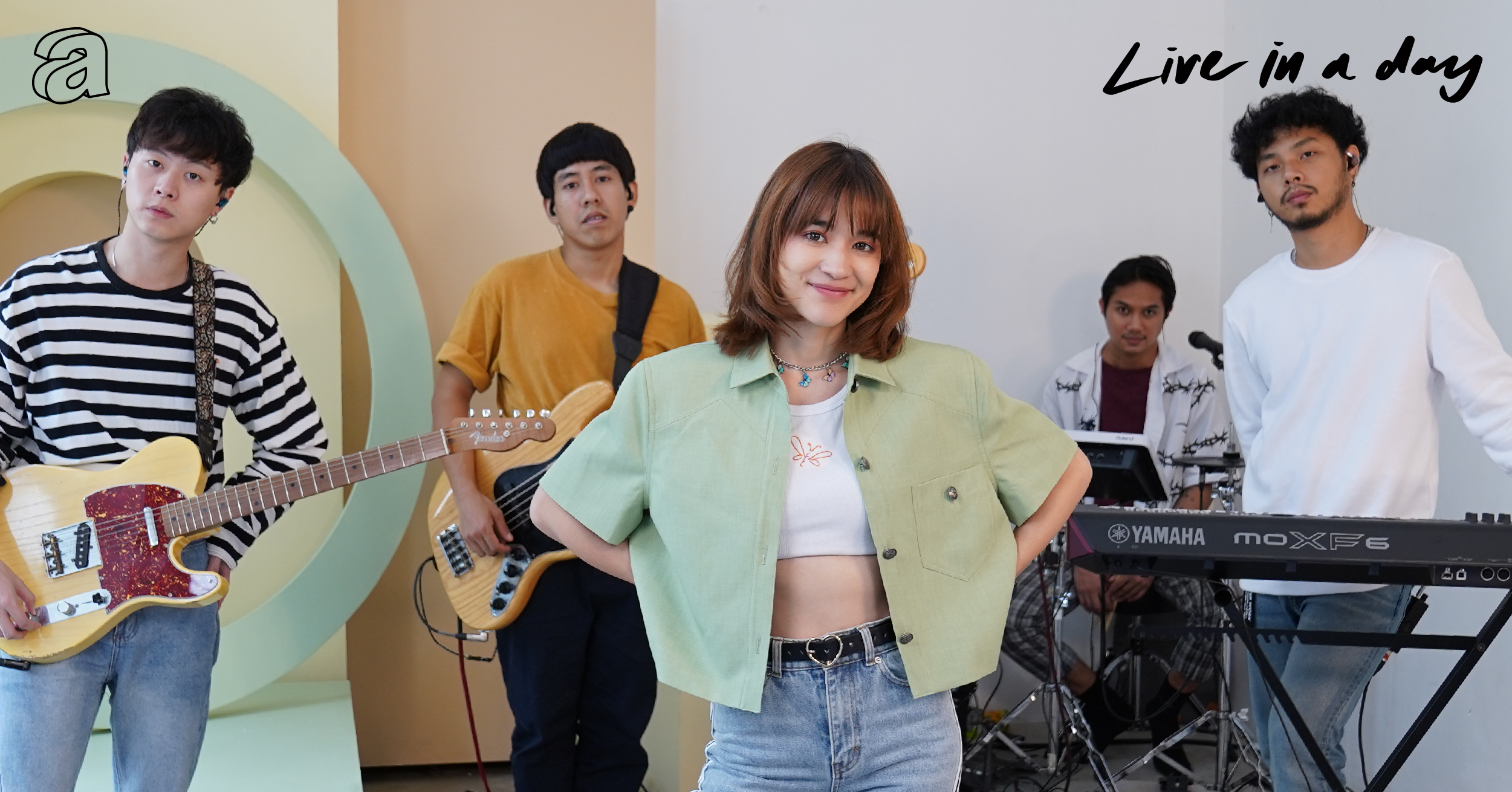 ส้ม มารี (Zom Marie) ยิ้มอ่อนและมองบน Live in a day