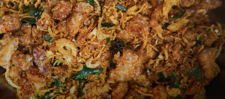 น้ำพริกแคบหมูยายน้อย แบรนด์น้ำพริกโฮมเมดที่บูลลี่ตัวเองจนมีผู้ติดตามกว่าแสนคน